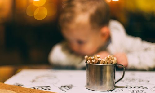 HOW TO KEEP KIDS BUSY AND HAPPY IN A RESTAURANT