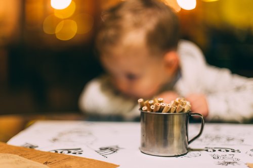 HOW TO KEEP KIDS BUSY AND HAPPY IN A RESTAURANT